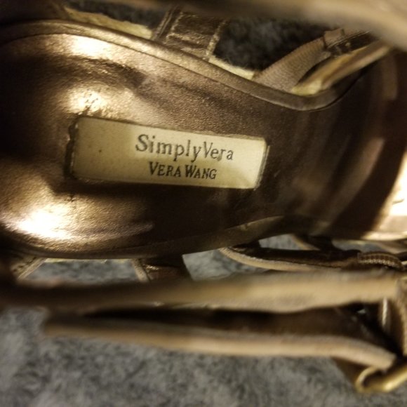 Very cute platform heels by Vera Wang - Picture 6 of 7